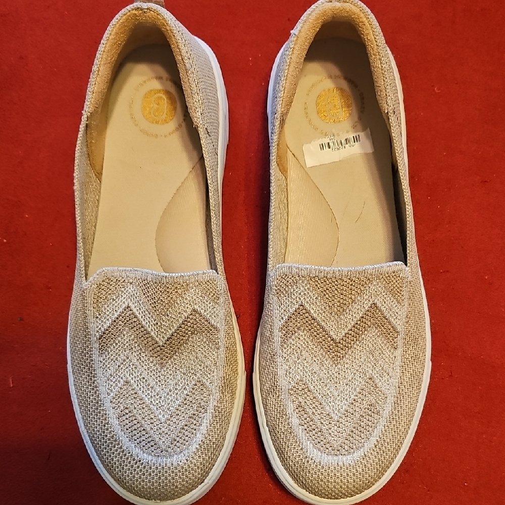 BZEES NEW SZ 8 M TAN BEIGE MEMORY FOAM SLIP ON SHOES